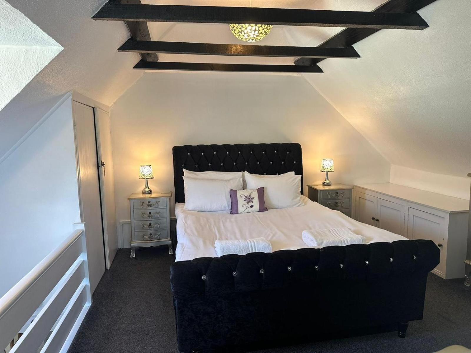Beautiful Thatched Cottage With Outdoor Pool, Secure Garden, Dog & Family Friendly! Chichester Holiday Properties Bosham Exterior photo