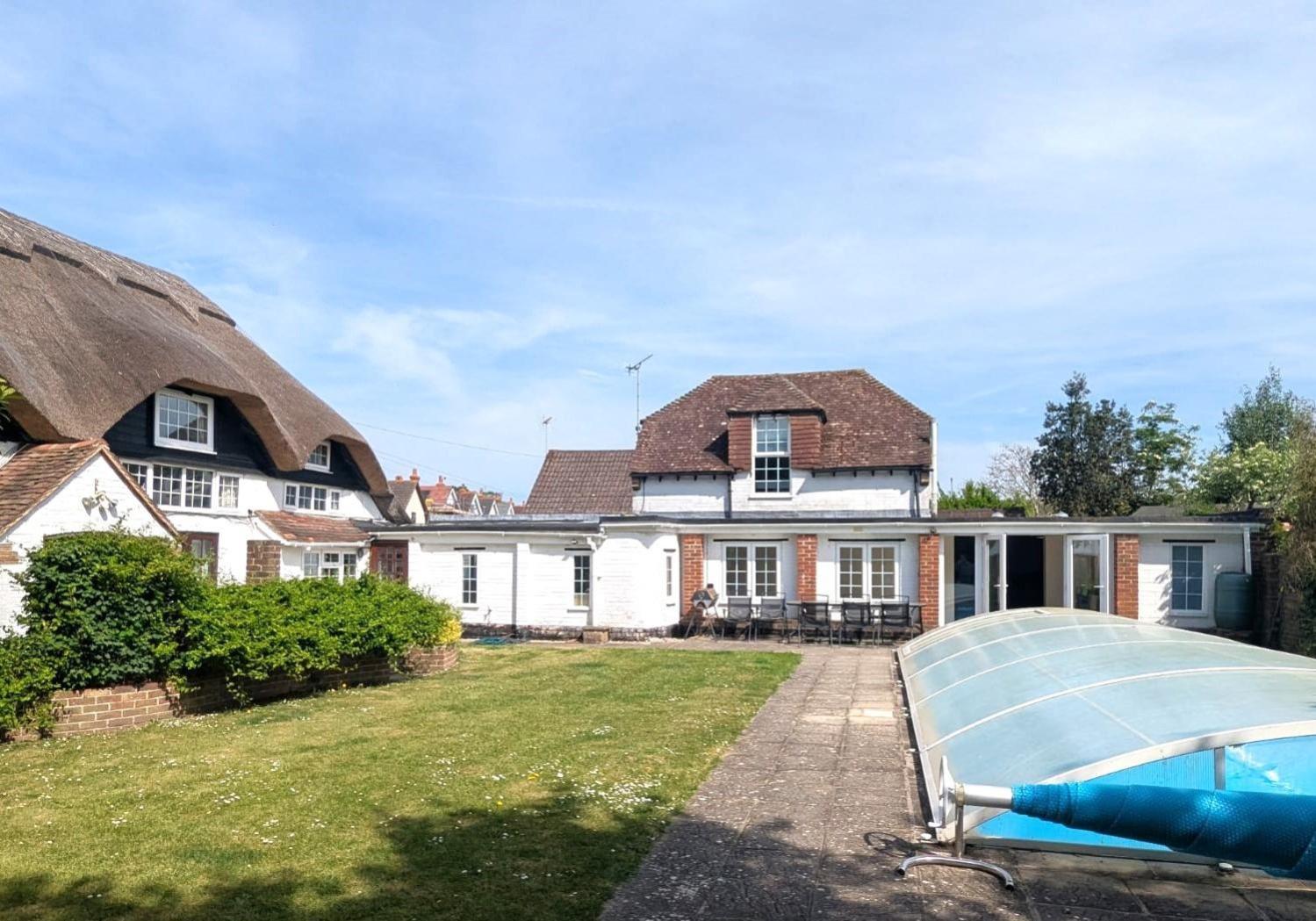 Beautiful Thatched Cottage With Outdoor Pool, Secure Garden, Dog & Family Friendly! Chichester Holiday Properties Bosham Exterior photo