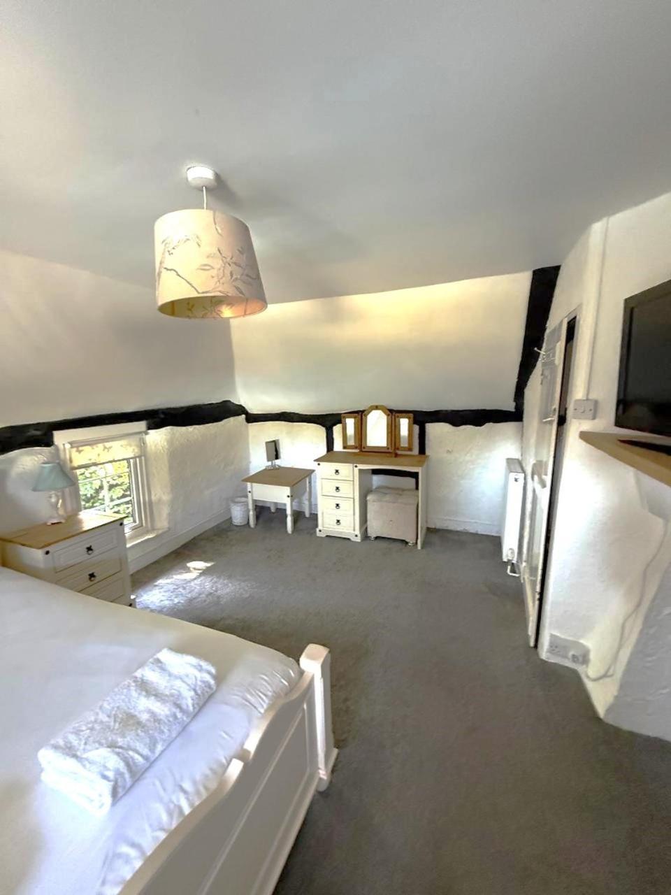 Beautiful Thatched Cottage With Outdoor Pool, Secure Garden, Dog & Family Friendly! Chichester Holiday Properties Bosham Exterior photo